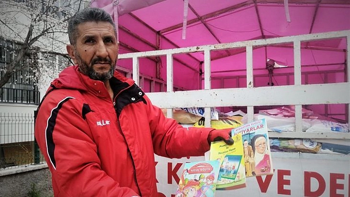 Sokak Sokak Gezerek Bir Milyonun Üzerinde Kitap Topladı