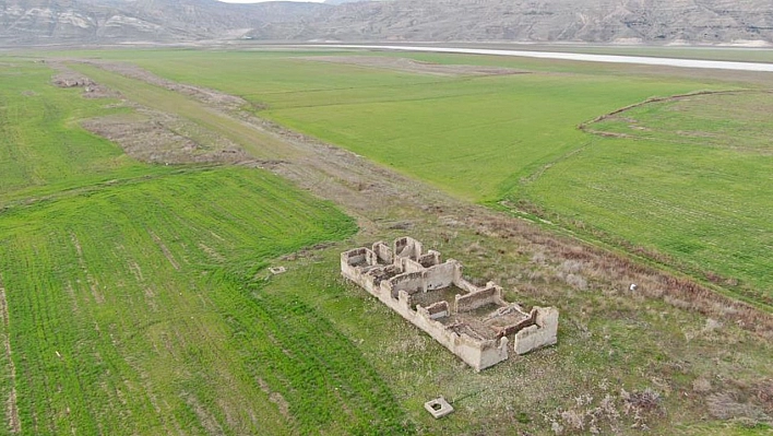 Sular çekildi, eski tren garı gün yüzüne çıktı