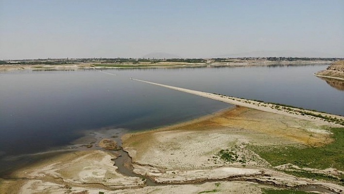 Suların çekilmesiyle ortaya çıkan demir yolu, barajı adeta ikiye ayırdı