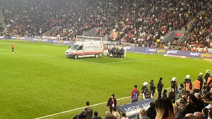 Süper Lig maçında talihsiz olay! Ambulansla hastaneye kaldırıldı