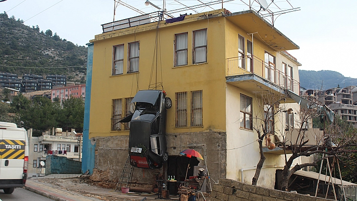 Sürekli Kazaya Karışan Otomobilini Binaya Astı