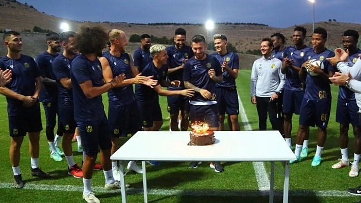 Takım arkadaşlarından Adem Büyük'e doğum günü kutlaması