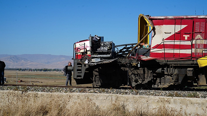 Tatvan-Elazığ seferi yapan tren Beton pompasına çarptı ölü ve yaralılar var