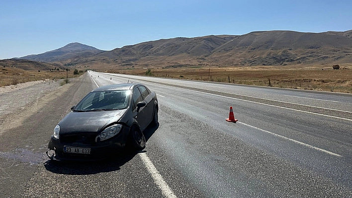 Tekeri Patlayan Otomobil Su Kanalına Düştü