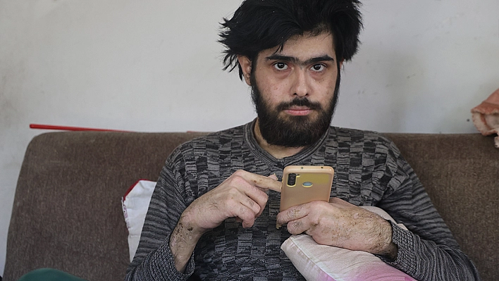 Telefon bağımlısı genç: 3 yıldır evden dışarı çıkmıyor