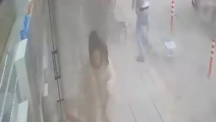 Tır lastiği patladı, vatandaşlar korku dolu anlar yaşadı