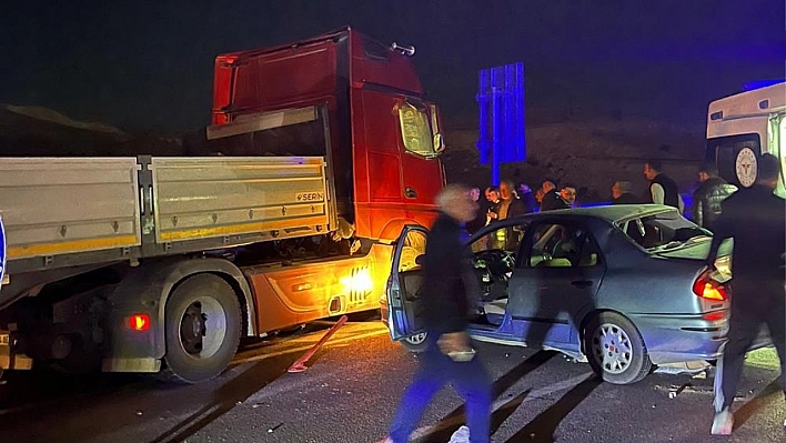 Tır otomobille çarpıştı: 2 yaralı