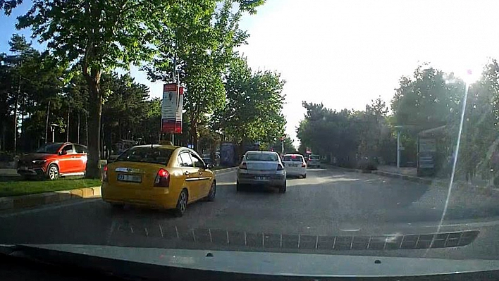 Trafiği Tehlikeye Atarak Şerit Değiştiren Sürücü Kameraya Yansıdı