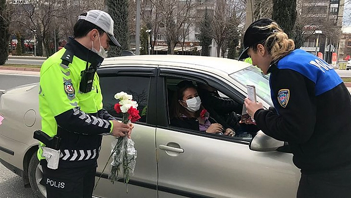 Trafik Uygulaması Bu Kez Farklı Oldu, Polisler Kadınları Karanfillerle Karşıladı