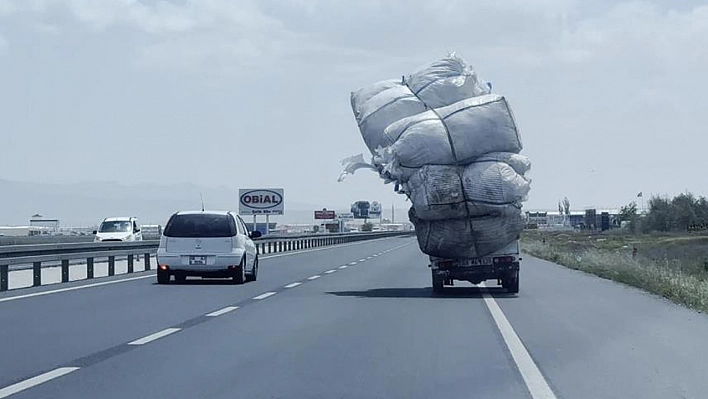 Trafikte 'Devrildi Devrilecek' Kamyonet Görenleri Şok Etti