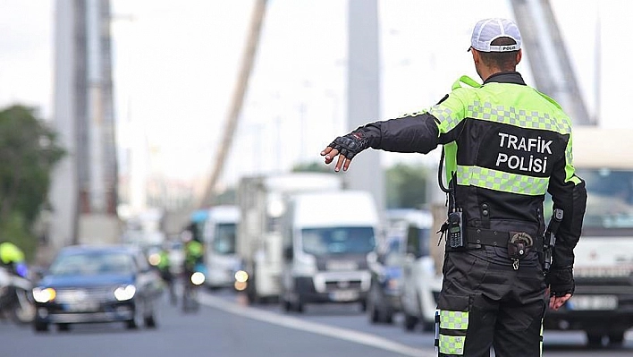 Trafikte yılın ilk 4 ayında 498 bin 666 sürücüye ceza kesildi