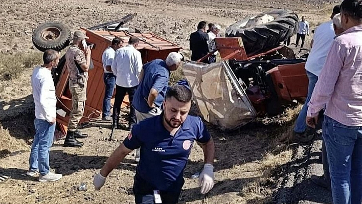 Traktör devrilmesi sonucu 1 ölü, 4 yaralı