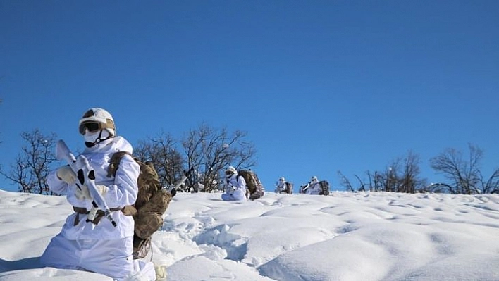 Tunceli'de 5 sığınak imha edildi