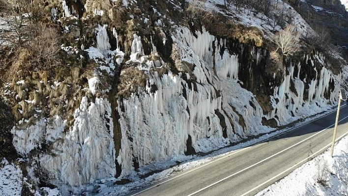 Tunceli'de ağlayan kayalar, buz tuttu