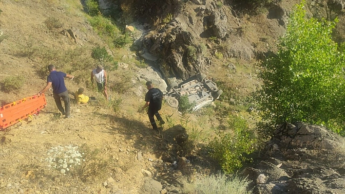 Tunceli'de araç şarampole devrildi: 1'i ağır 2 yaralı