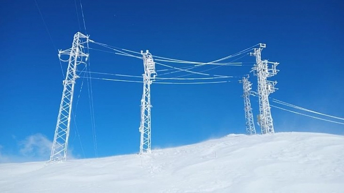 Tunceli'de arızalara giden ekiplerin kar ve soğukla mücadelesi