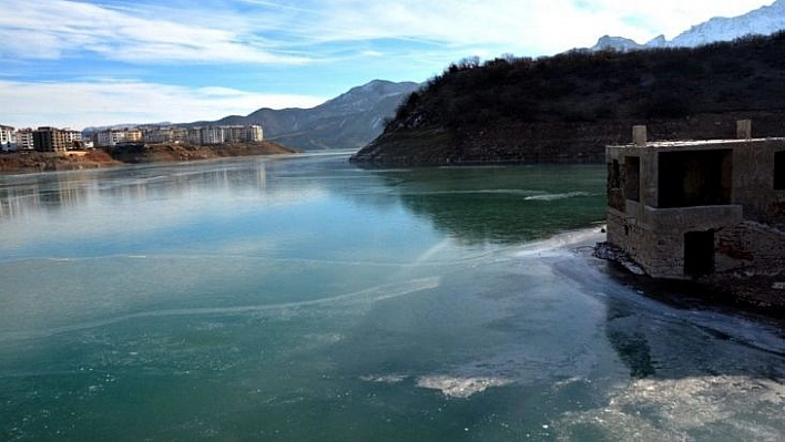 Tunceli'de baraj gölü dondu