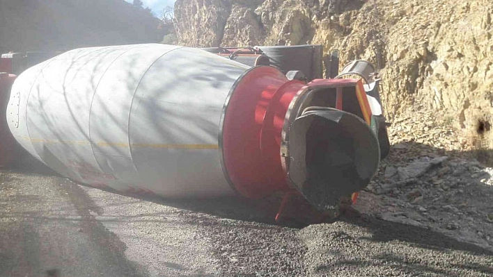 Tunceli'de beton mikseri devrildi