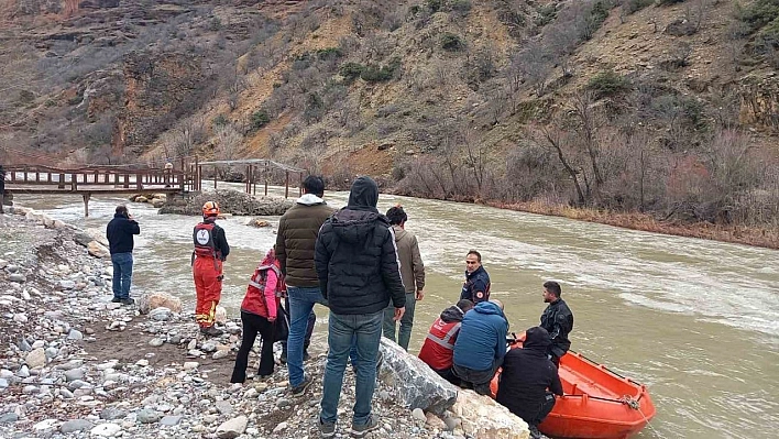 Tunceli'de çaya uçan araçtaki ikinci kişinin de cansız bedenine ulaşıldı