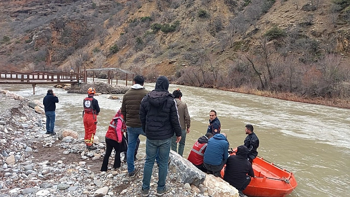 Tunceli'de çaya uçan araçtaki ikinci kişinin de cansız bedenine ulaşıldı