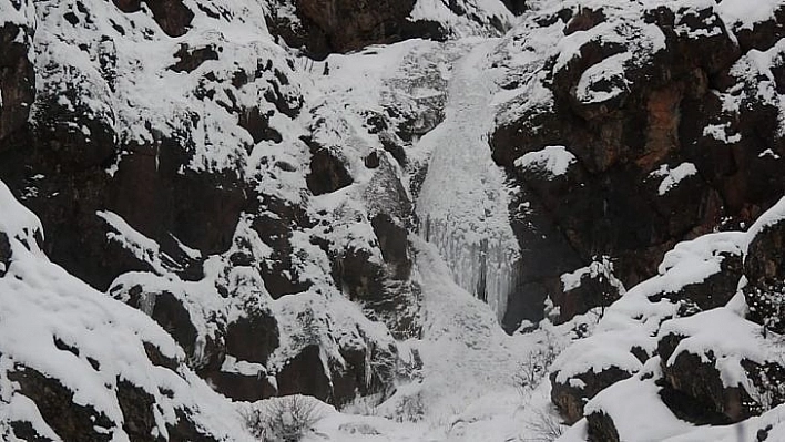 Tunceli'de çığ şelale gibi indi, o anlar kamerada