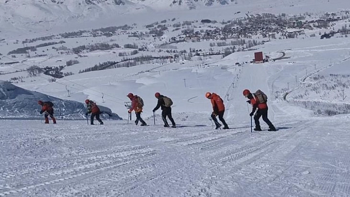 Tunceli'de çığda arama kurtarma, acil durum barınakları ve gece intikali eğitimleri