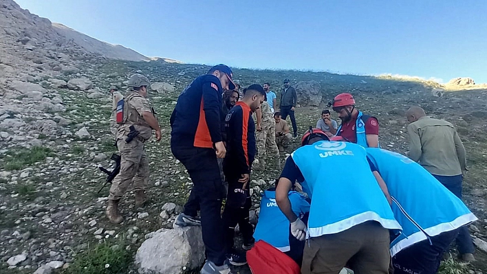 Tunceli'de dağlık alanda düşerek yaralanan çoban, ekipler tarafından kurtarıldı