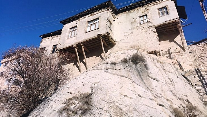 Tunceli'de dev kayaların üzerine yapılan evler görenleri hayran bırakıyor