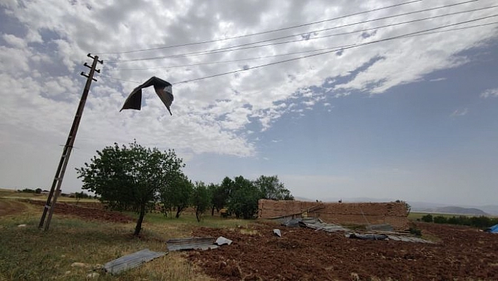 Tunceli'de fırtına çatıları uçurdu, hayvanları telef etti