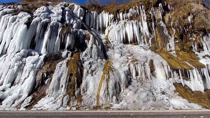 Tunceli'de havalar soğudu, 'Ağlayan Kayalar' buz tuttu