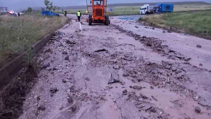 Tunceli'de heyelan nedeniyle yol kapandı