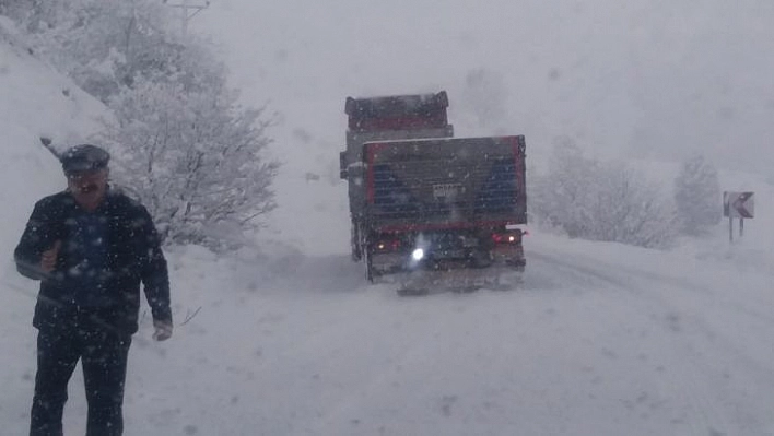 Tunceli'de iki ilçe arasındaki yol kar yağışı nedeniyle ulaşıma kapatıldı