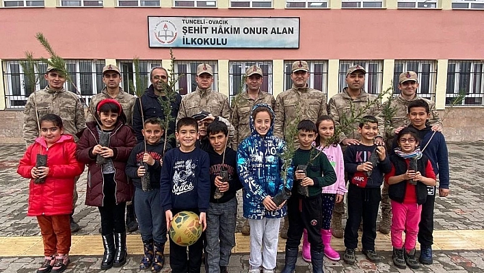 Tunceli'de jandarma, öğrencilerle birlikte fidan dikti