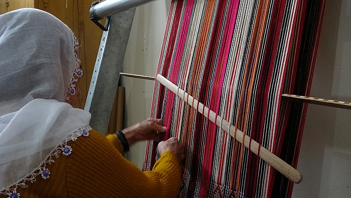 Tunceli'de kadınlar cacım dokumasını yaşatıyor: Hem üretiyor hem kazanıyor