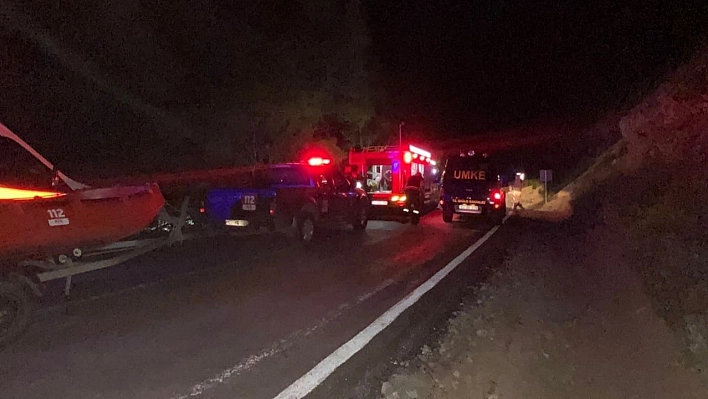 Tunceli'de kamyon Munzur Çayı'na uçtu: 2 kişiyi kurtarma çalışmaları sürüyor