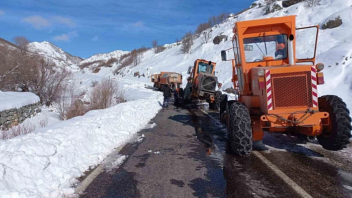 Tunceli'de kapatılan yol, yeniden trafiğe açıldı