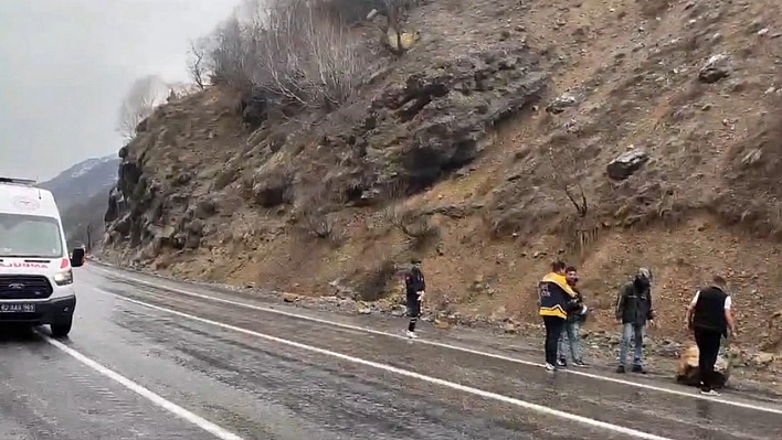 Tunceli'de karayoluna düşen kayala112 ekibi ve vatandaşlar temizledi