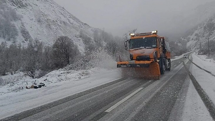 Tunceli'de karla mücadele sürüyor