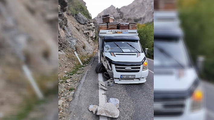 Tunceli'de kayanın isabet ettiği araç kaza yaptı: 10 arılı kovan zayi oldu