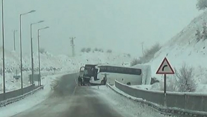 Tunceli'de kayganlaşan yolda kaza: Otobüs yoldan çıktı