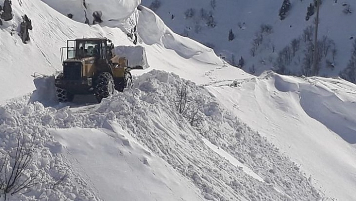 Tunceli'de köy yollarında karla mücadele devam ediyor