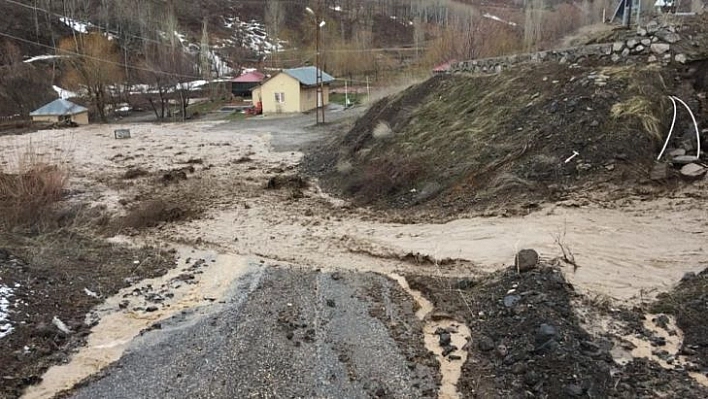 Tunceli'de kuvvetli sağanak taşkına neden oldu