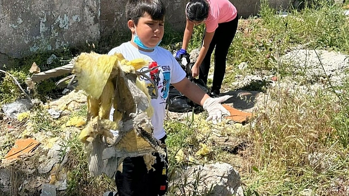 Tunceli'de minik eller çevreyi temizledi