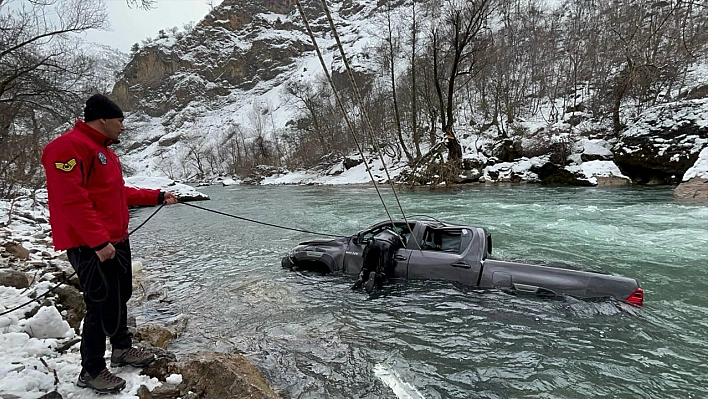 Tunceli'de otomobil çaya düştü