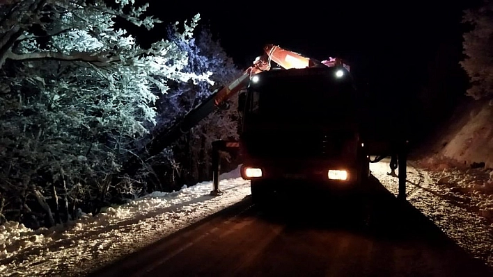 Tunceli'de otomobil şarampole uçtu