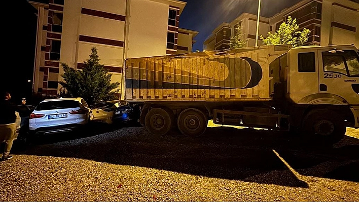 Tunceli'de park halinde freni patlayan kamyon, 5 araca zarar verdi