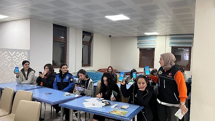 Tunceli'de polis ekipleri vatandaş ve öğrencileri bilgilendirdi