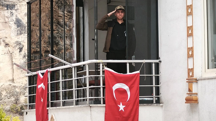 Tunceli'de Şehit Astsubay Karaca için 14 yaşındaki Yunus Emre'den saygı duruşu