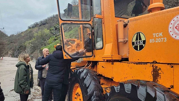 Tunceli'de taşkında mahsur kalan 11 vatandaş, karayolları ekipleri tarafından kurtarıldı