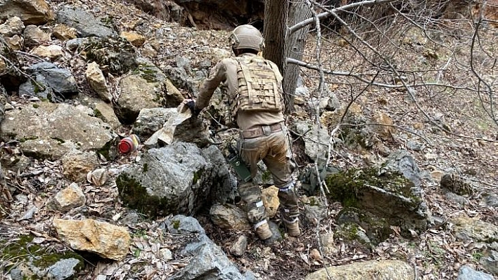 Tunceli'de teröristlere ait iki sığınak imha edildi